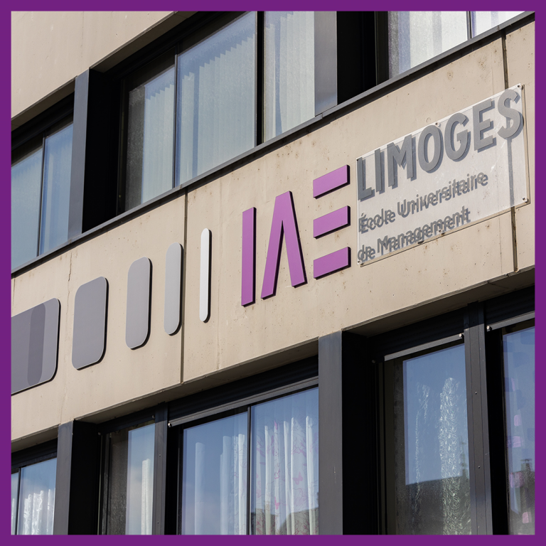 Photo du logo de l'IAE Limoges disposé sur la façade du bâtiment de l'IAE Limoges.