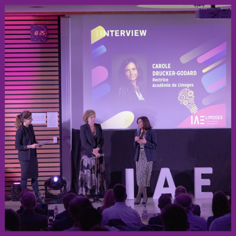 Carole DRUCKER-GODARD, rectrice de l'aCADÉMIE DE LIMOGES, Isabelle KLOCK-FONTANILLE et l'animatrice Delphine BUISSON sont sur la scène d'un amphithéâtre pour la Finale des Ateliers de l'Innovation de l'IAE Limoges.