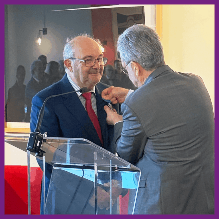Philippe VERGER, professeur associé à l’IAE Limoges, reçoit les insignes de Chevalier de l’Ordre national du Mérite lors d’une cérémonie officielle au Palais Royal, à Paris, le 25 avril 2025.