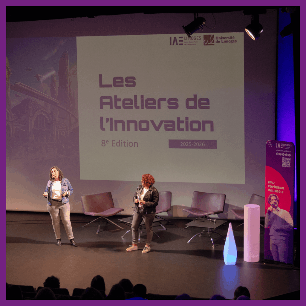 Deux intervenantes présentent sur scène le lancement de la 8ᵉ édition des Ateliers de l’Innovation 2025-2026 au Centre Culturel Jean Gagnant, devant un écran affichant le titre de l'événement.