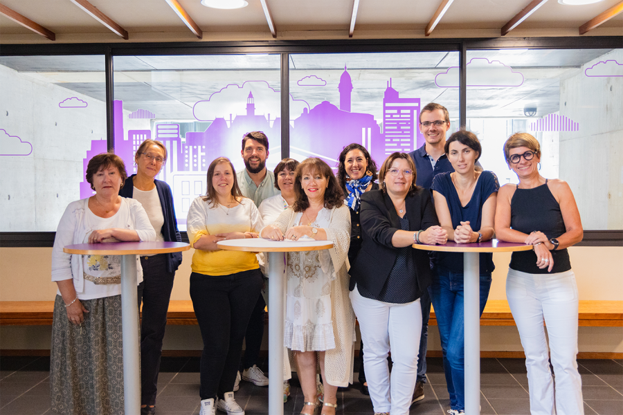 L'ensemble de l'équipe administrative de l'IAE Limoges est disposée autour de tables hautes